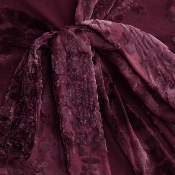 BURGENDY BOAT NECK FLORAL KNOTTED RUCHED CROP TANK TOP - Picture 3 of 4